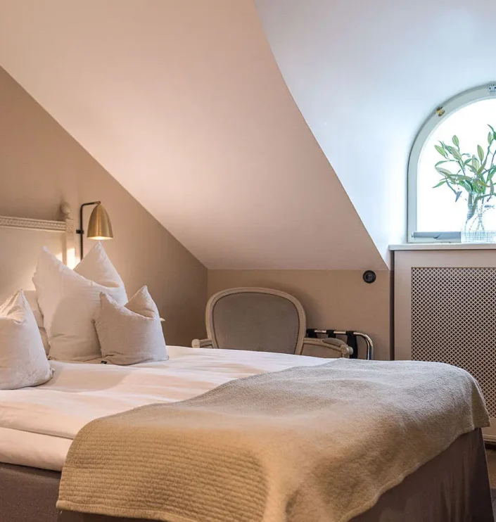 Litet dubbelrum med snedtak och välvda fönster Hotel Kungsträdgården