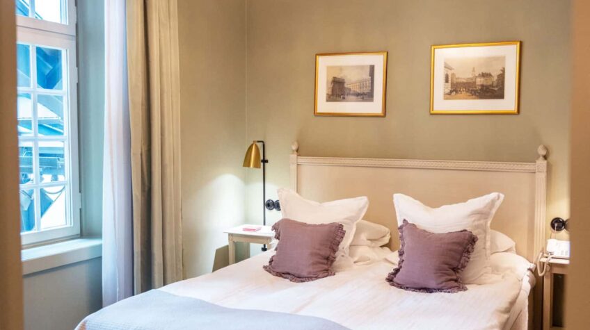 Petite Chambre med kristallkrona och dubbelsäng, Hotel Kungsträdgården Stockholm