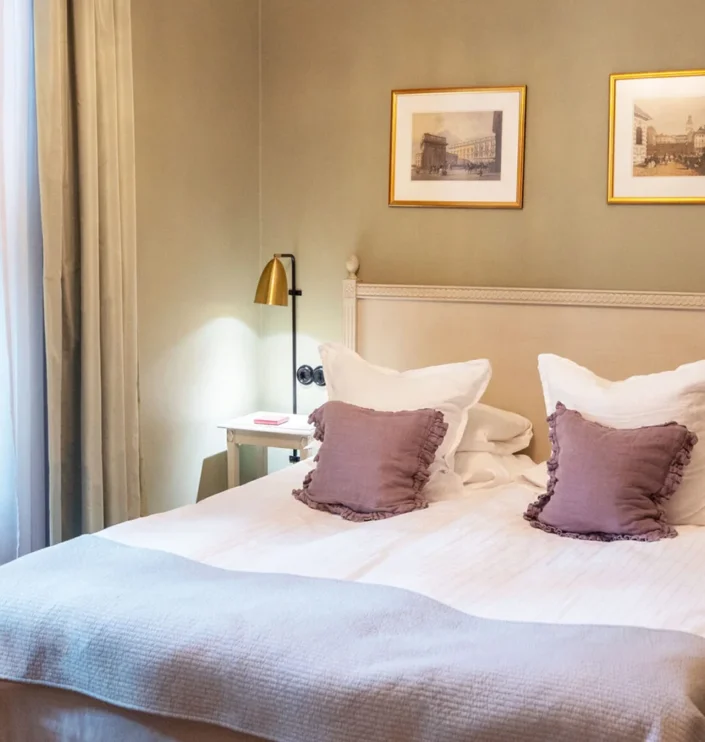 Petite Chambre med kristallkrona och dubbelsäng, Hotel Kungsträdgården Stockholm